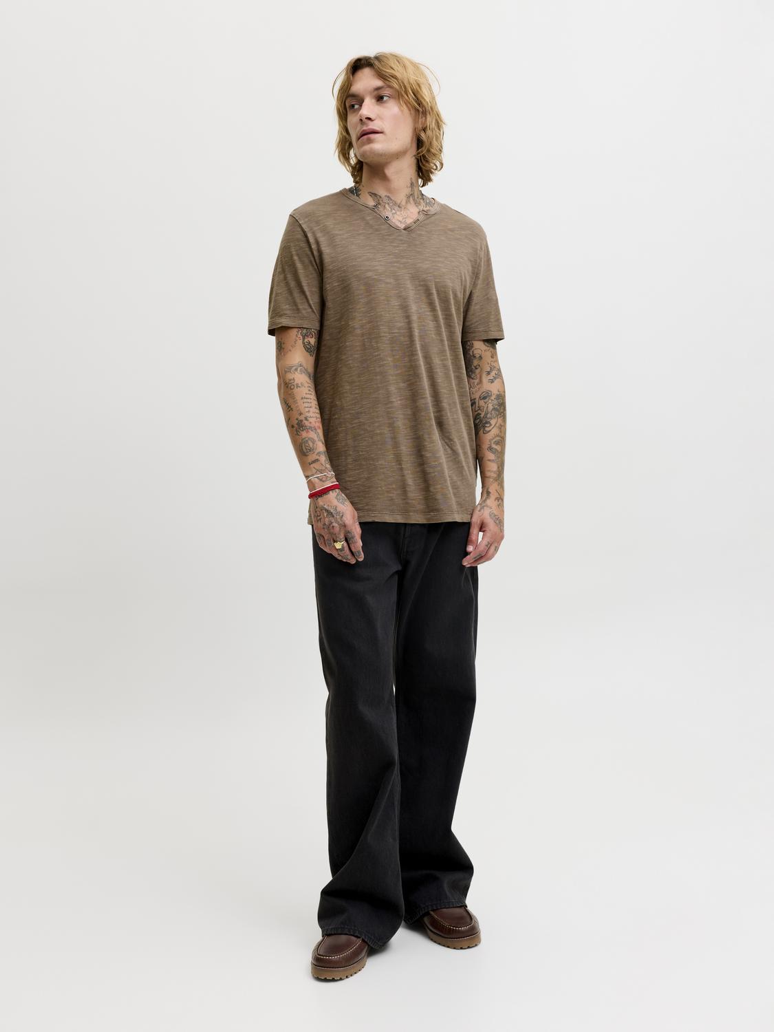 model_shot-front_full